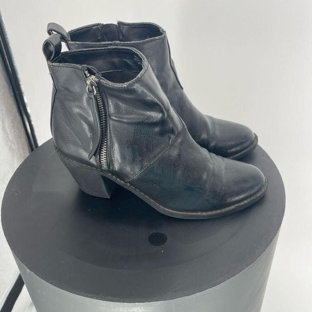Forever 21 black bootie size 6 1/2‎